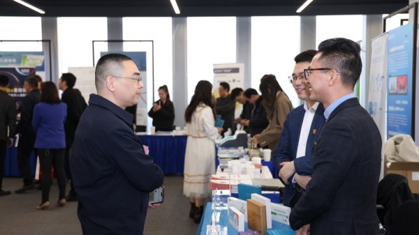 汇盈配资 以人才链激活创新链、托举产业链，宝山区大力探索产才融合新范式